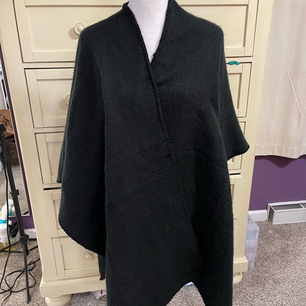 Woolrich Reversible one-size Poncho Wrap in plaid and Black - great‎ condition - Picture 3 of 5